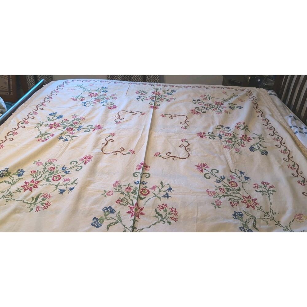 VINTAGE HAND EMBROIDERED Cross‎ Stitched Crochet With Lace Bed Spread Cover